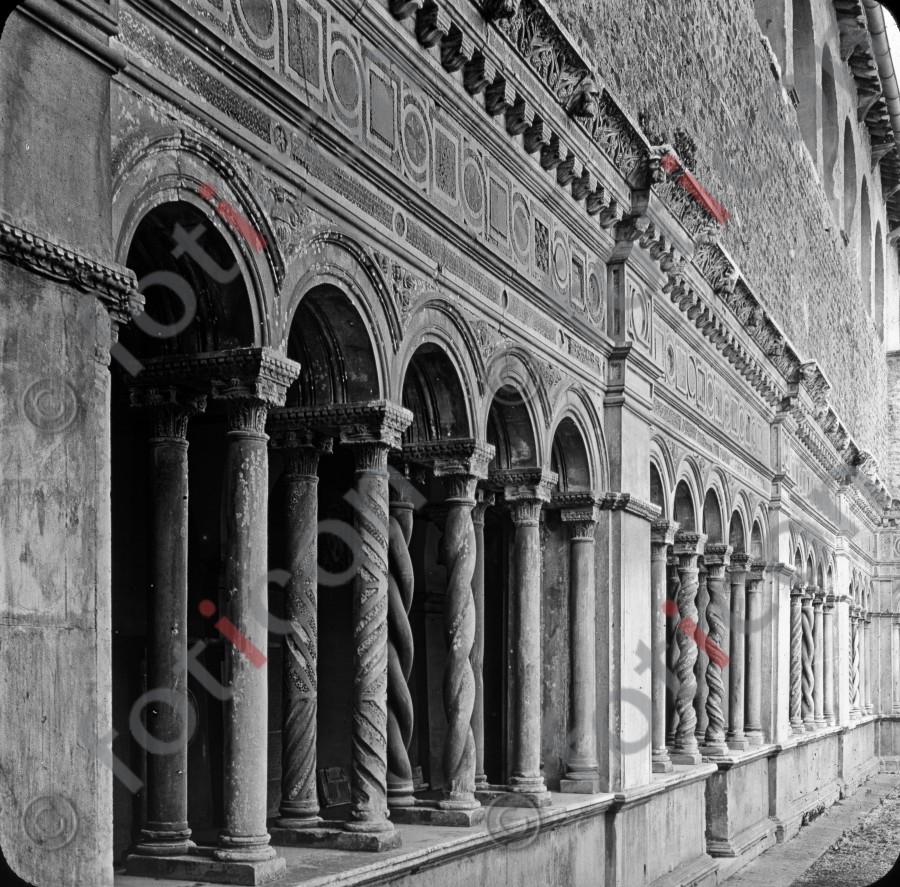 Kreuzgang des Lateran | Cloister of the Lateran (foticon-simon-037-046-sw.jpg)